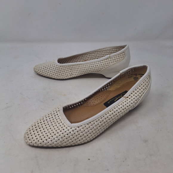 Soft Flexible By Highlights Vintage White Eyelet Faux Leather Pumps Boho Sz 5.5 - Picture 1 of 10